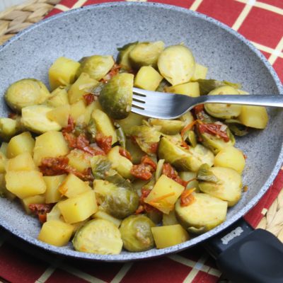 Cavolini di Bruxelles con patate e pomodori secchi