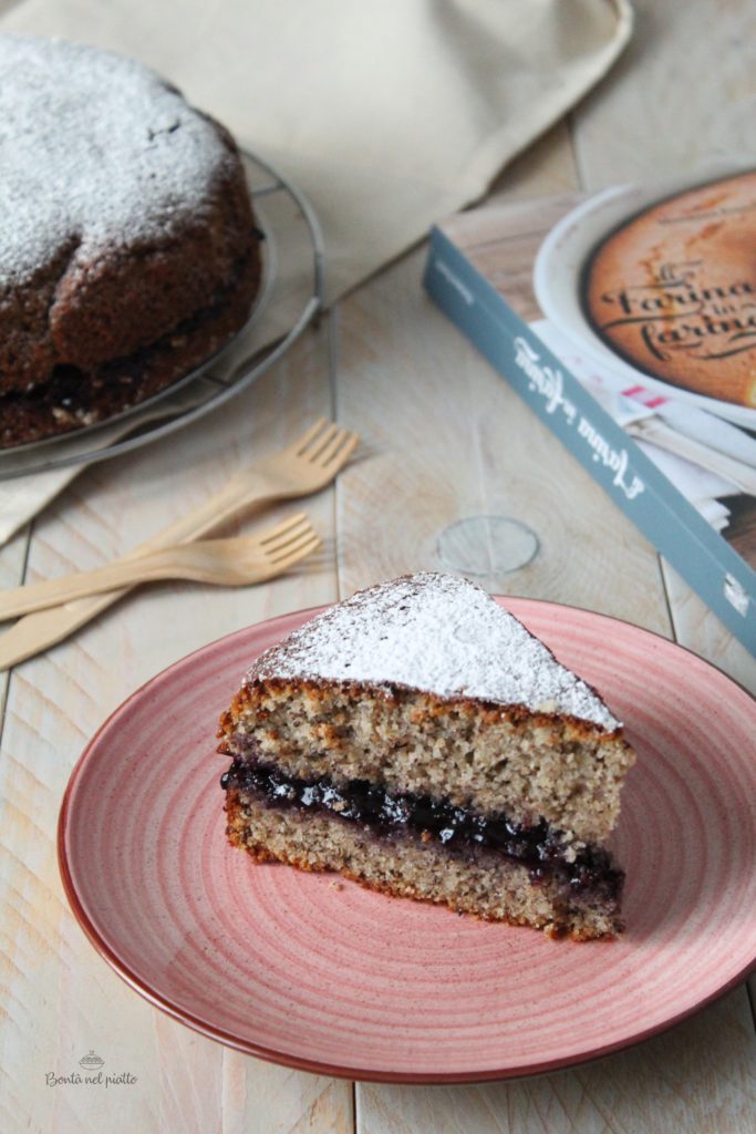 Torta con farina di grano saraceno e marmellata di mirtilli neri