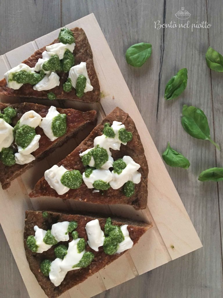 Focaccia con stracchino e crema di basilico