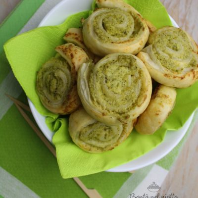 Girelle di pasta sfoglia con broccoli e Philadelphia