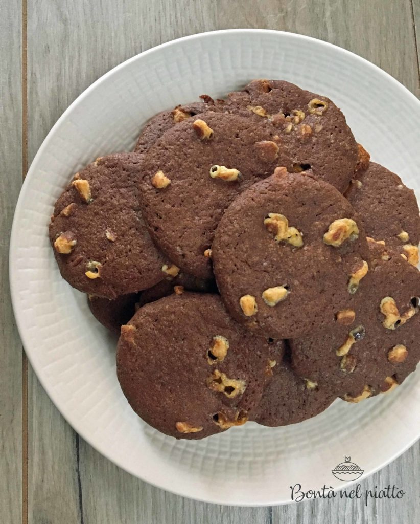 Biscotti al cacao con gocce di cioccolato bianco