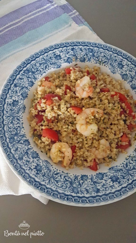 Bulgur con pesto, pomodorini e gamberi