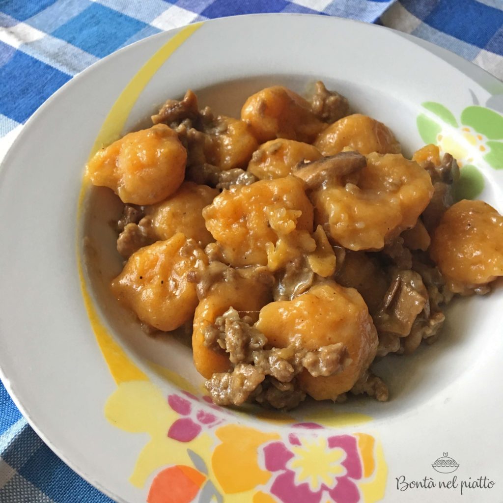 Gnocchi di zucca con salsiccia e funghi