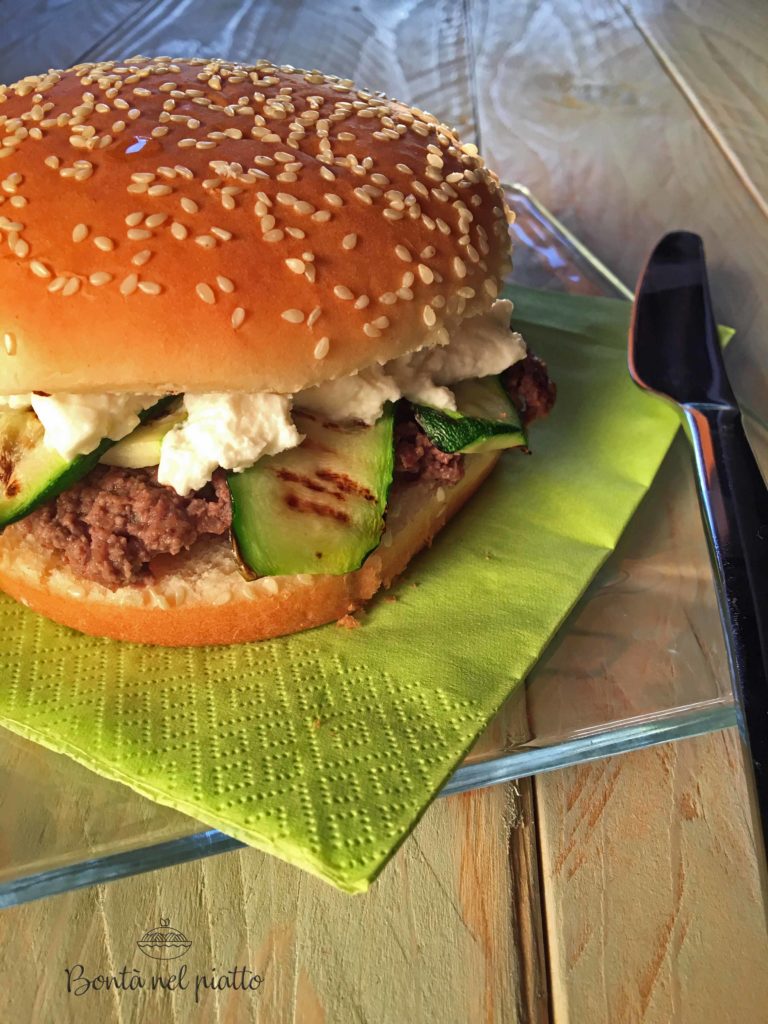 Hamburger con zucchine grigliate e caprino