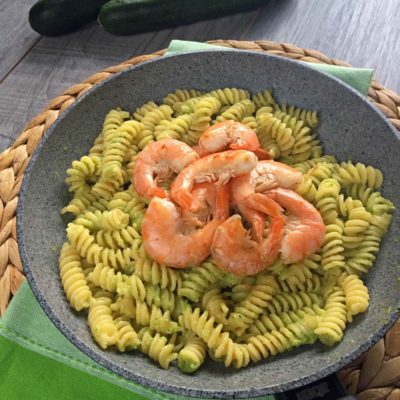 Pasta con crema di zucchine e gamberi