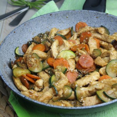 Straccetti di pollo alla soia con zucchine e carote