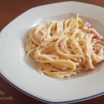 Spaghetti con ricotta, noci e pancetta