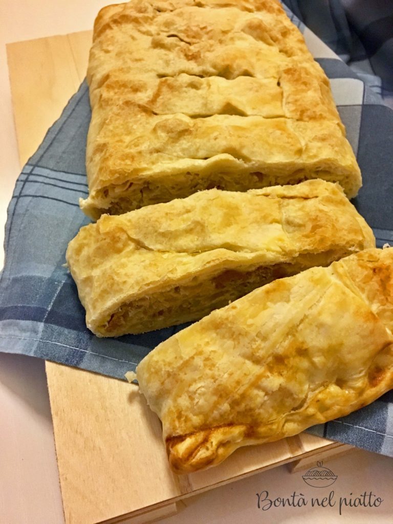 Strudel salato con cavolo cappuccio bianco e salsiccia