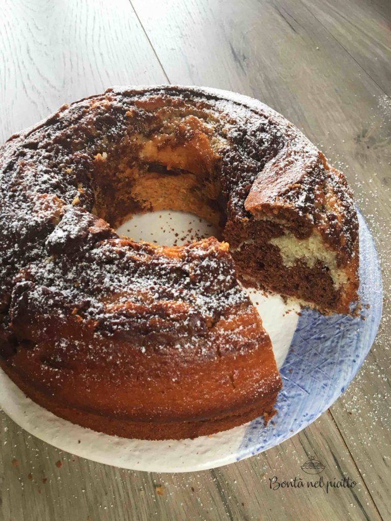 Ciambella allo yogurt variegata al cioccolato