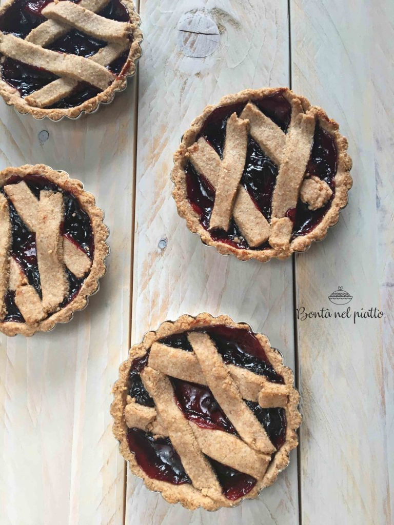 Crostatine integrali con marmellata di ciliegie nere