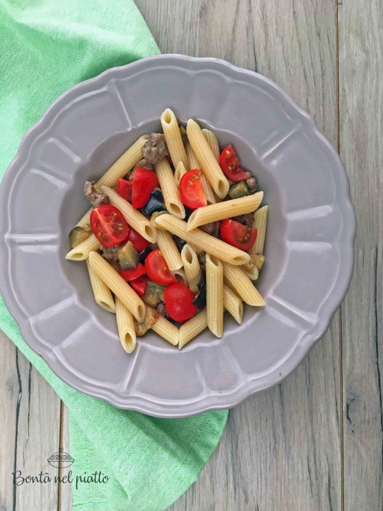 Pasta con melanzane, salsiccia e pomodorini