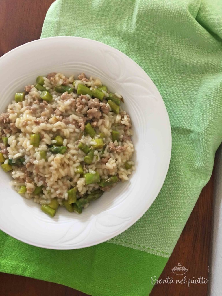 Risotto con asparagi e salsiccia sfumato alla birra