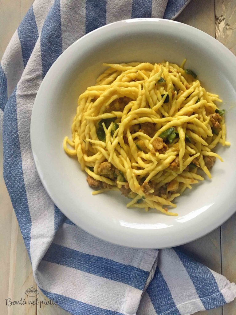 Trofie con salsiccia zucchine e zafferano