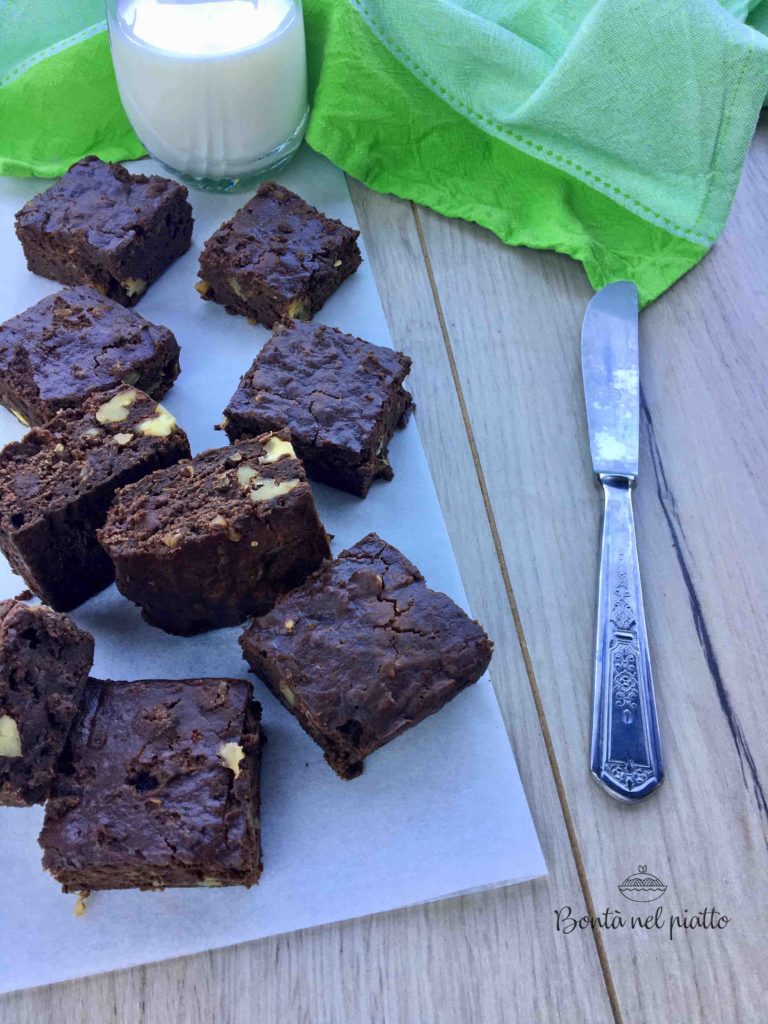 Brownie con yogurt e noci