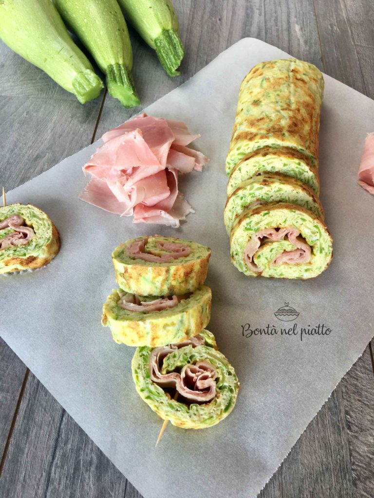 Rotolo di frittata con le zucchine ripieno di prosciutto cotto e emmental