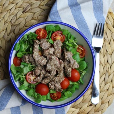 Insalata con straccetti di manzo ai semi di sesamo