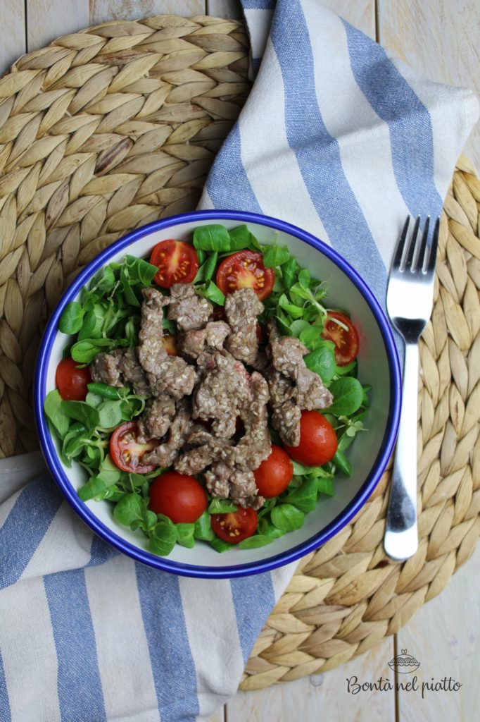 Insalata con straccetti di manzo ai semi di sesamo