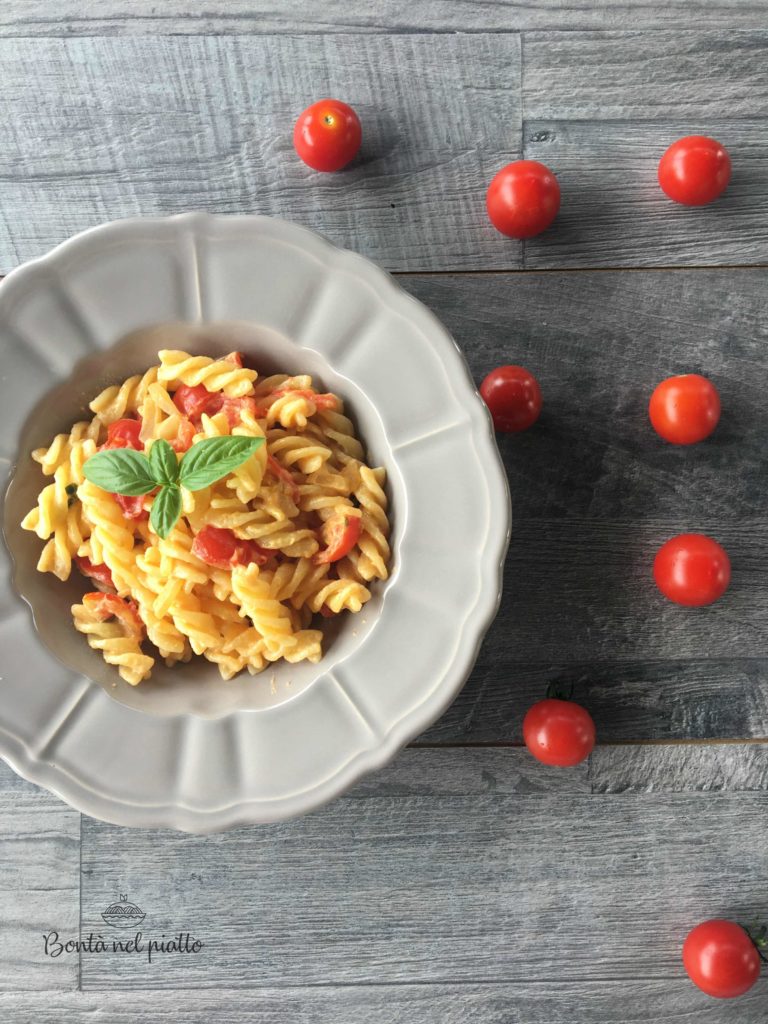 Pasta con caprino e pomodorini 