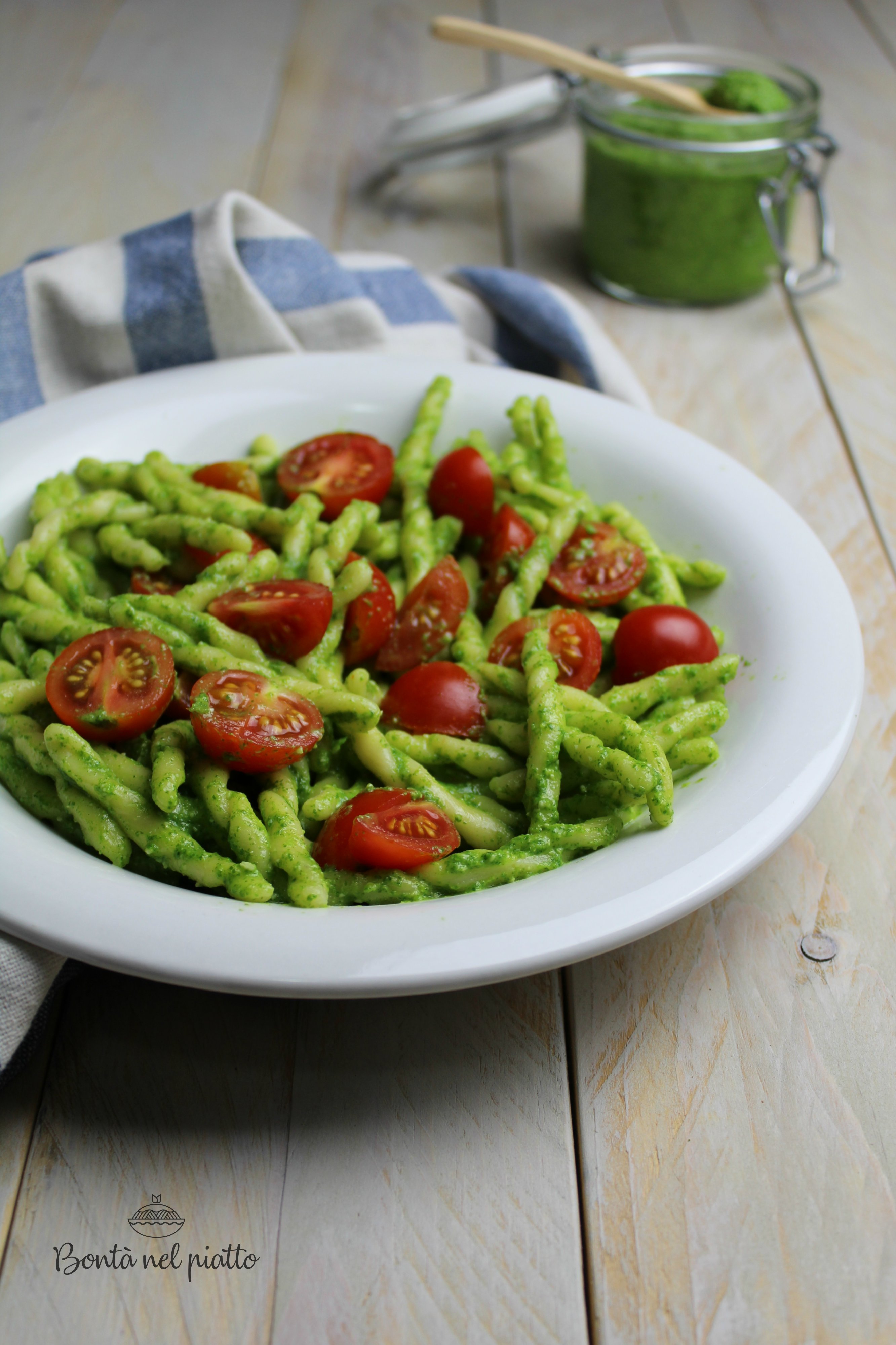 Pasta con pesto di rucola e pomodorini