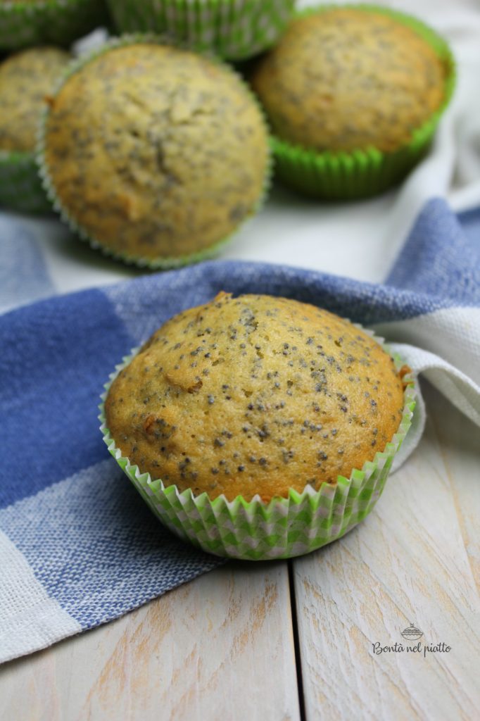 Muffin con noci, sciroppo d'acero e semi di papavero