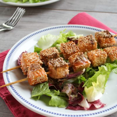 Spiedini di salmone con semi di sesamo e soia