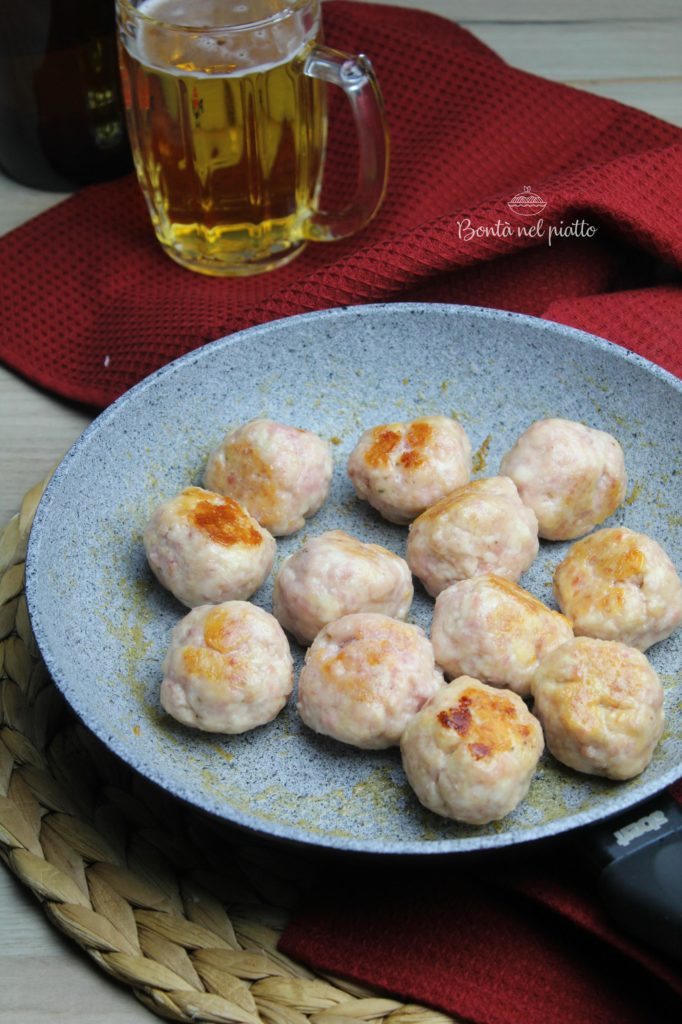 Polpette di pollo e salsiccia alla birra