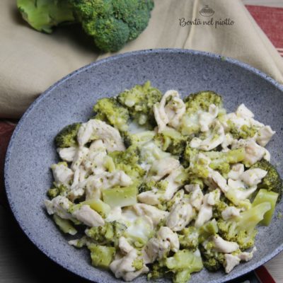 Pollo con broccoli e formaggio filante