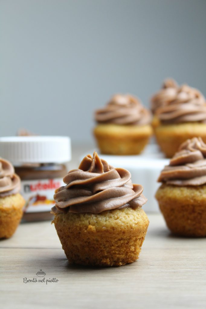 Mini cupcake al succo di pera con frosting alla Nutella