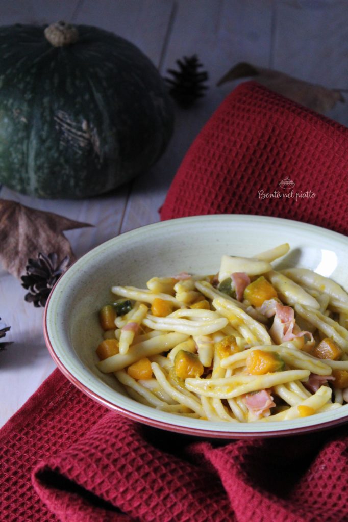 Pasta con zucca, funghi e speck