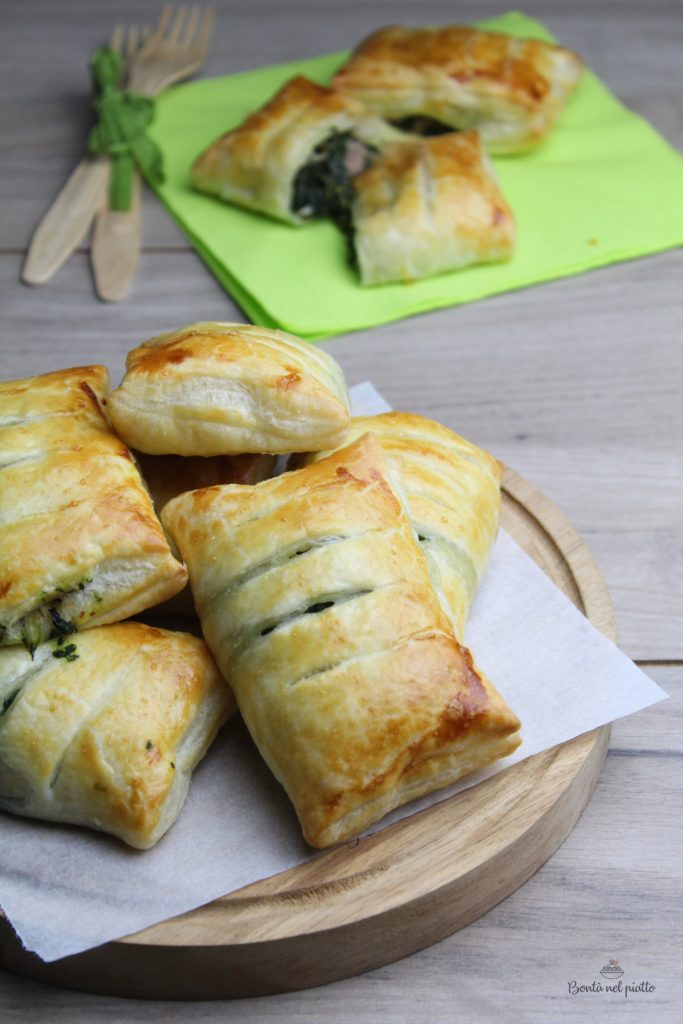 Strudel salati con spinaci, robiola e prosciutto cotto